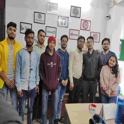 Students of atif habib digital marketing trainer in okhla